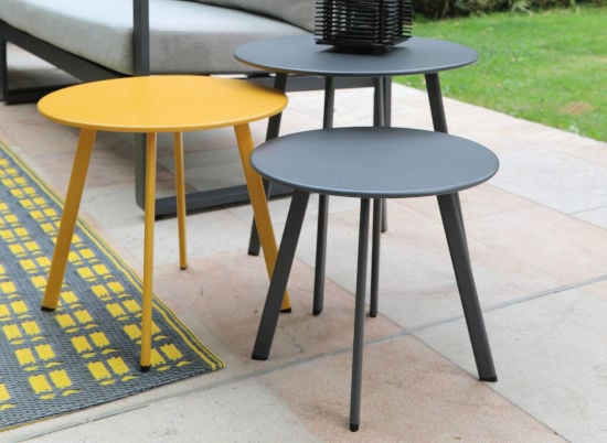 Proloisirs – Les petites tables rondes Massaï se déclinent en une multitude de dimensions et coloris pour former un coin détente idéal à votre image